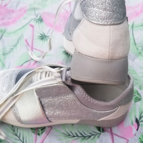 Madden Girl Woman’s Glow Sneakers NWOB 7.5M & 10 - Picture 4 of 7